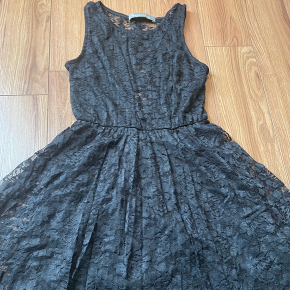 Finn & Clover Lace Dress - Picture 2 of 8